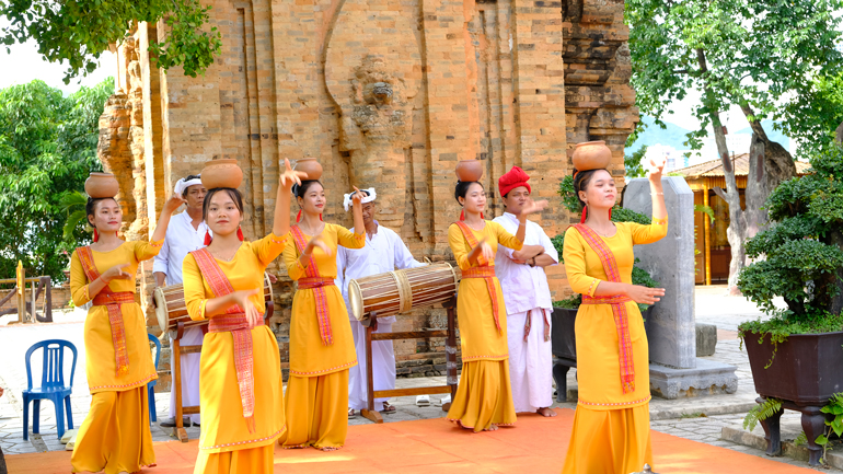 Tháp Bà Ponagar Nha Trang – Let’s Fly Travel