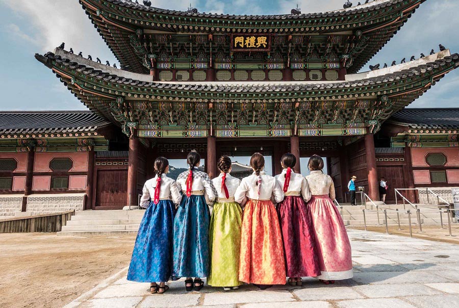 Tham quan Cung điện hoàng gia GyeongBokgung - Cung điện đầu tiên được xây dựng trong triều đại Joseon và là cung điện đồ sộ nhất Hàn Quốc với sắc màu lá phong nhuộm đỏ cả bầu trời và những con đường mang sắc vàng rực rỡ của lá hạnh nhân.