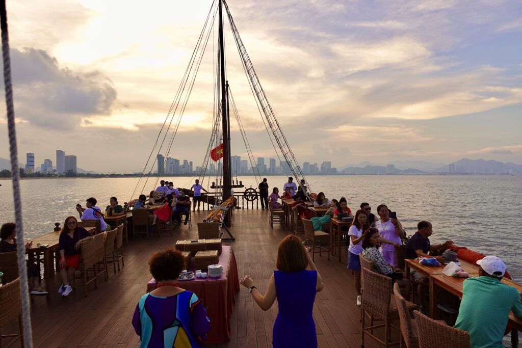 Tour hoàng hôn du thuyền Emperor Cruises Nha Trang