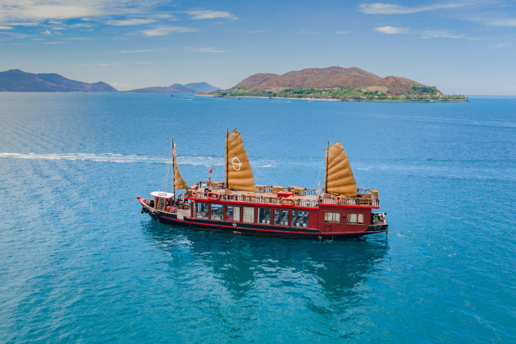 Tour du thuyền Emperor Cruises Nha Trang 1 ngày