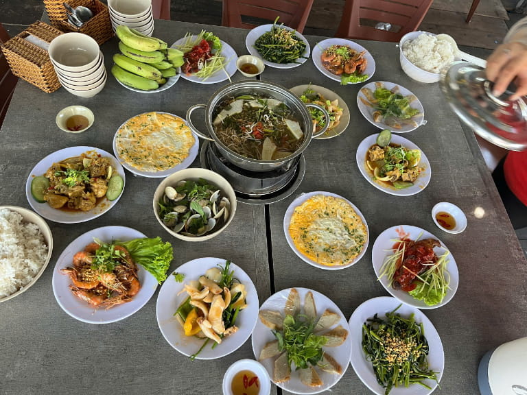 Thưởng thức món ăn trên nhà bè Bình Hưng