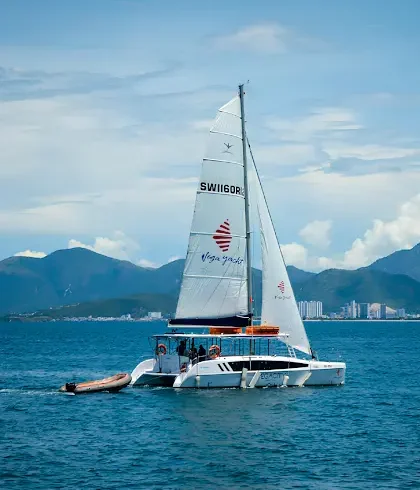 Tour du thuyền Yacht 1 ngày