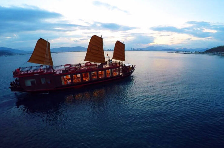 Tour hoàng hôn du thuyền Emperor Cruises Nha Trang