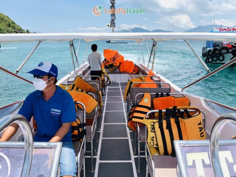 Cano siêu tốc là phương tiện chính trong suốt hành trình