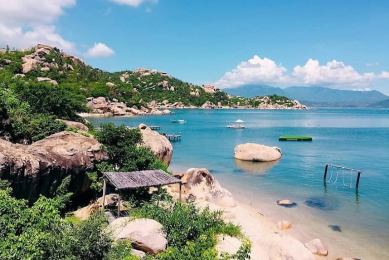 Bình Hưng nổi bật với vẻ đẹp hoang sơ