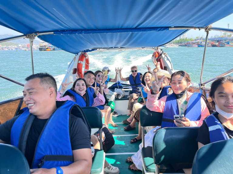 Du khách bắt buộc phải mang áo phao khi di chuyển bằng cano
