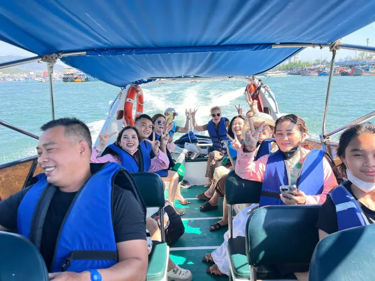 Du khách bắt buộc phải mang áo phao khi di chuyển bằng cano