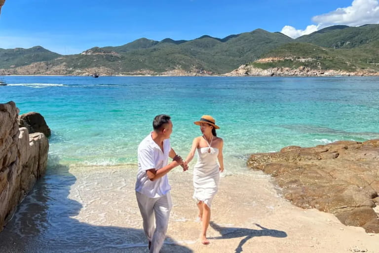 Cặp đôi chụp ảnh, tận hưởng khoảng thời gian lãng mạn tại bãi biển thơ mộng ở đảo Bình Hưng
