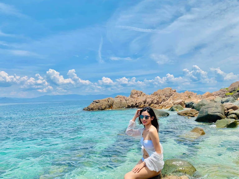 Du khách chụp ảnh check in tại Bãi Kinh