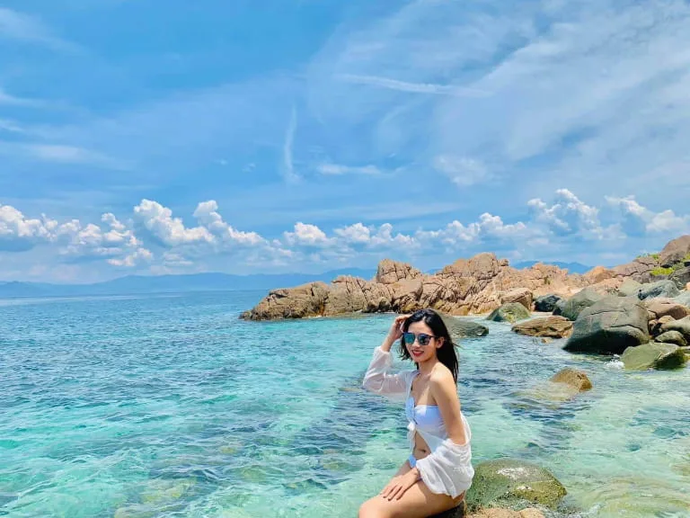 Du khách chụp ảnh check in tại Bãi Kinh