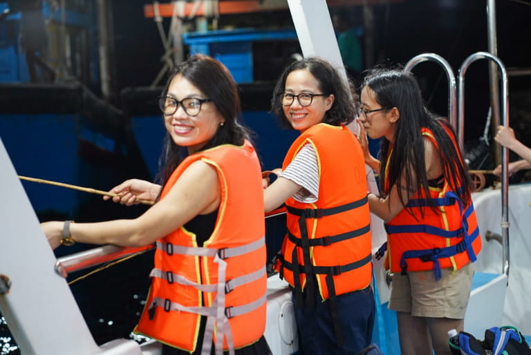 Du khách cần mặc áo phao khi di chuyển trên boong tàu