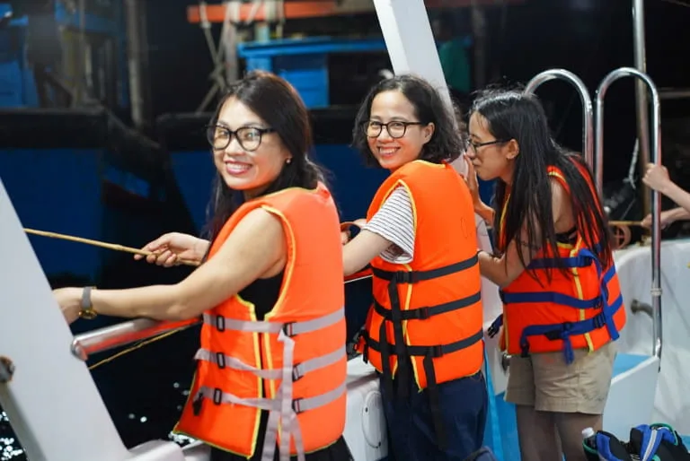 Du khách cần mặc áo phao khi di chuyển trên boong tàu