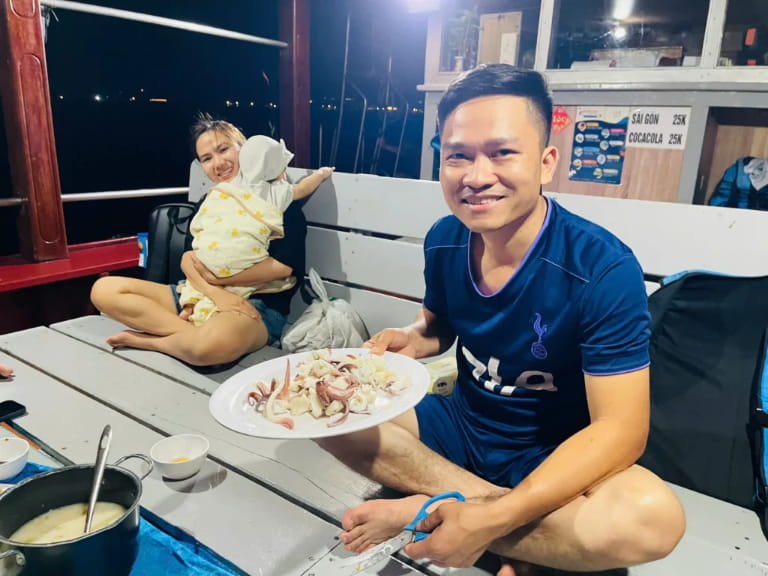 Trải nghiệm các món chế biến từ mực tươi ngay trên tàu