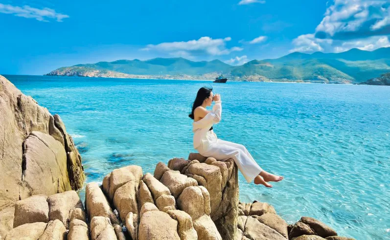 Cảnh sắc biển đảo vịnh Nha Trang trong nắng sớm