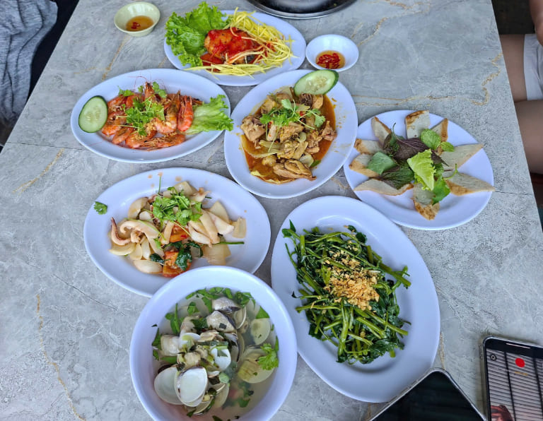 Bữa cơm trưa đầy đủ trong tour đảo Khỉ Nha Trang 1 ngày