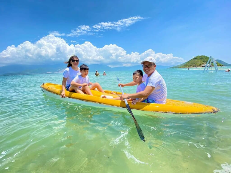 Chèo thuyền kayak tại biển Dốc Lết
