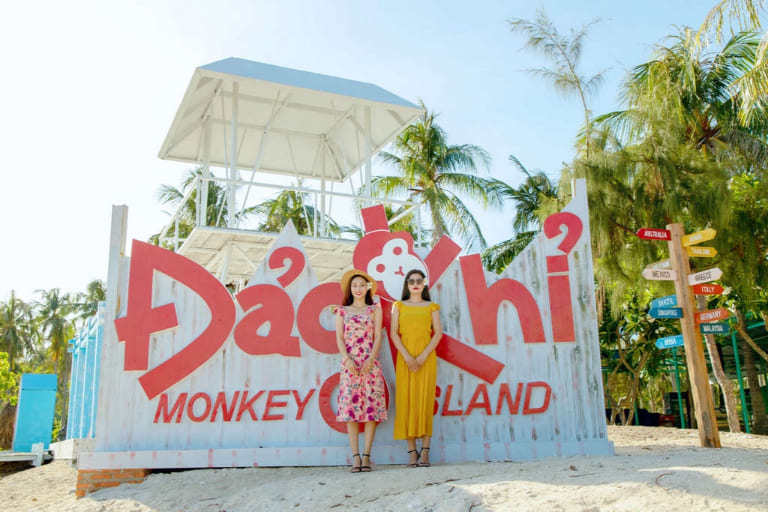 Chụp hình check in trên Đảo Khỉ