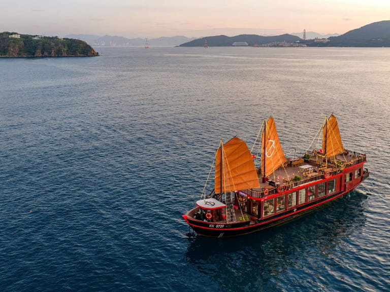 Du thuyền 5 sao Emperor Cruises
