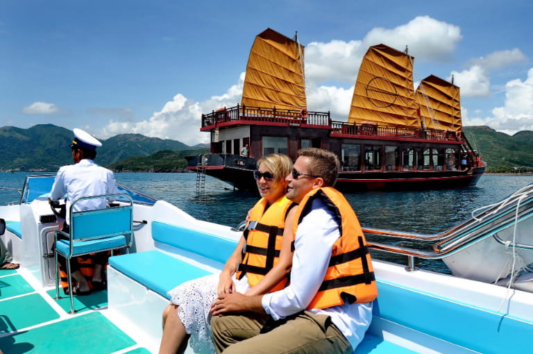 Cặp đôi tìm kiếm không gian lãng mạn sẽ yêu thích tour du thuyền Emperor Cruises Nha Trang 1 ngày