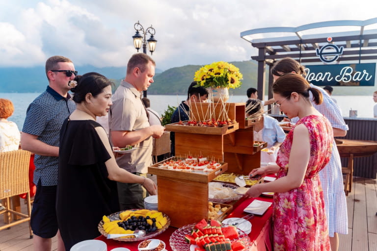 Tour du thuyền Emperor Cruises Nha Trang 1 ngày nhận được nhiều review tích cực từ du khách