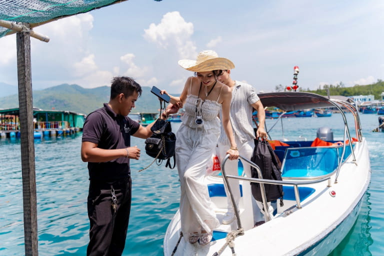 Du khách cần tuân thủ nghiêm ngặt hướng dẫn an toàn khi lên xuống tàu