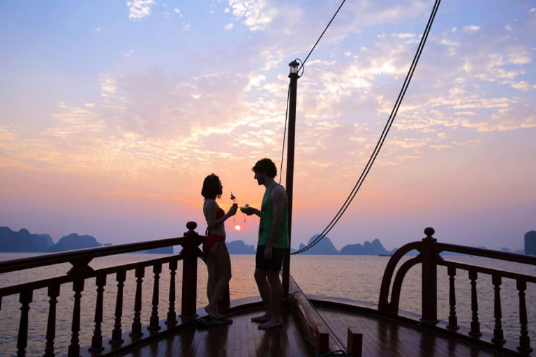 Check in khung cảnh hoàng hôn trên du thuyền Emperor Cruises Nha Trang
