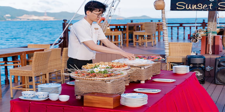 Thực đơn hải sản phong phú trong chuyến du thuyền