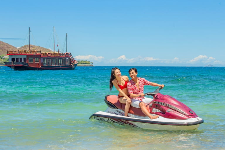 Trải nghiệm tự lái cano trên biển
