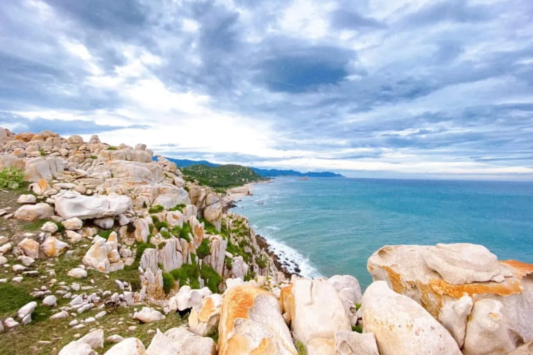 Thời điểm đẹp nhất để đi tour Hang Rái – Vĩnh Hy – Vườn Nho – Đồng Cừu là từ tháng 1-8