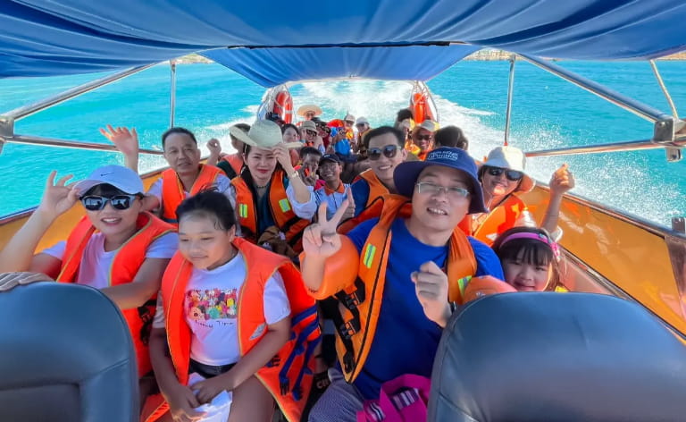 Tour Hòn Tằm Nha Trang phù hợp với du khách ở mọi độ tuổi