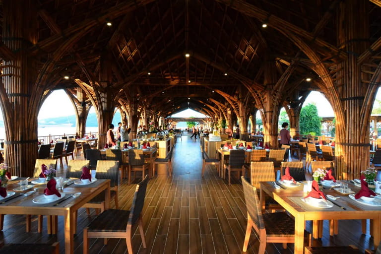 Trải nghiệm buffet trưa trong tour Hòn Tằm