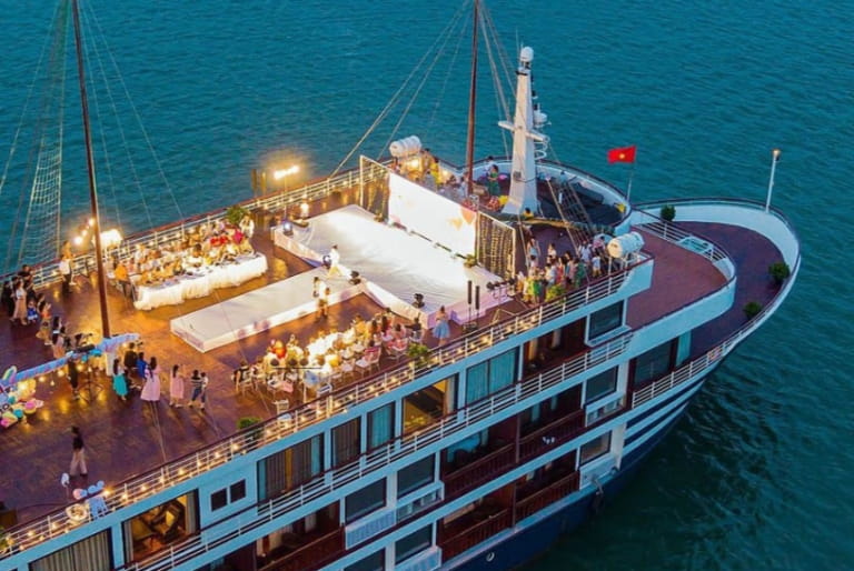 Trải nghiệm hoạt động cao cấp trên tour ngắm hoàng hôn du thuyền Sealife