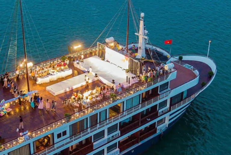 Trải nghiệm hoạt động cao cấp trên tour ngắm hoàng hôn du thuyền Sealife