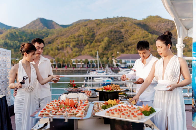 Du khách tham gia tiệc nhẹ trên boong tàu