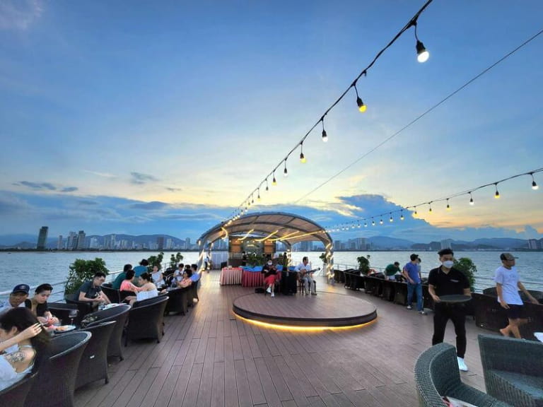 Ngắm hoàng hôn trên du thuyền Sealife