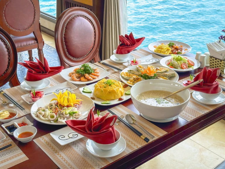 Menu thực đơn sang trọng trong tour ngắm hoàng hôn du thuyền Sealife