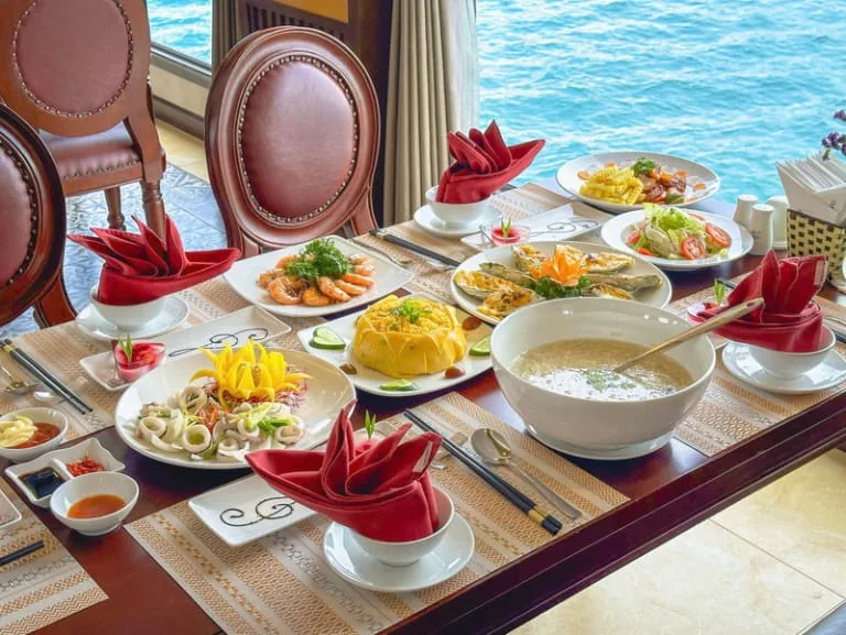 Menu thực đơn sang trọng trong tour ngắm hoàng hôn du thuyền Sealife