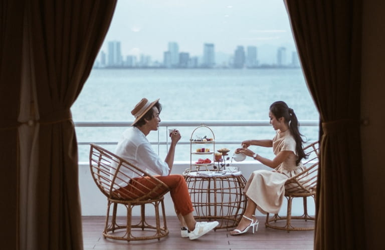 Cặp đôi tận hưởng khoảnh khắc lãng mạn tại khu vực lan can tàu