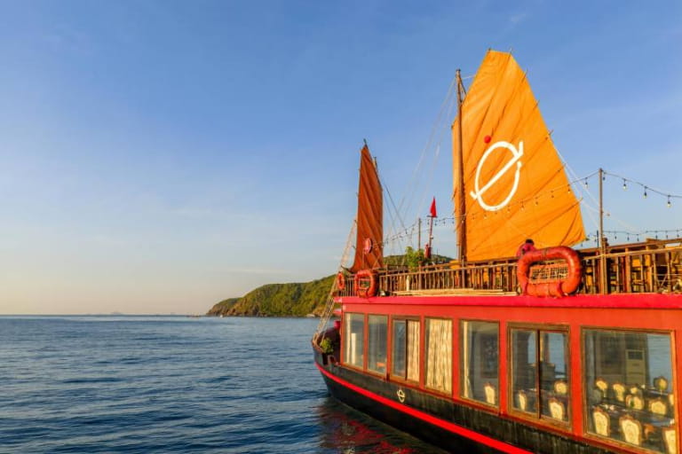 Du thuyền Emperor Cruises