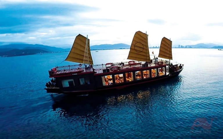 Du khách có thể ngắm hoàng hôn trên boong tàu