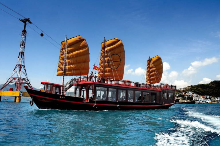 Chọn ngày, khung giờ lý tưởng để đi tour hoàng hôn du thuyền Emperor Cruises Nha Trang