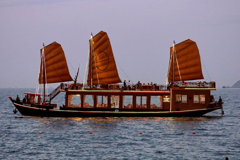 Du khách cần tuần thủ an toàn và quy định khi tham gia tour hoàng hôn du thuyền Emperor Cruises Nha Trang
