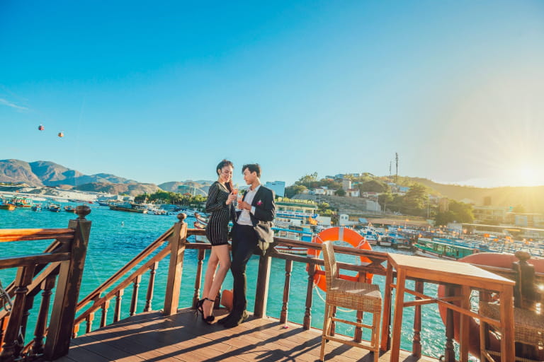 Cặp đôi ngắm hoàng hôn lãng mạn trên du thuyền Emperor Cruises