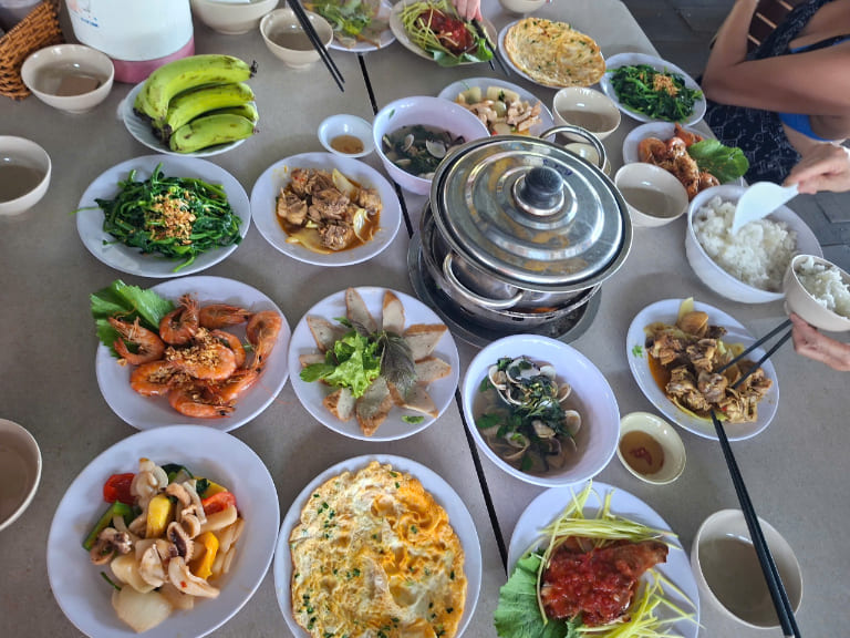 Bữa trưa hải sản trong tour vịnh Vân Phong 1 ngày