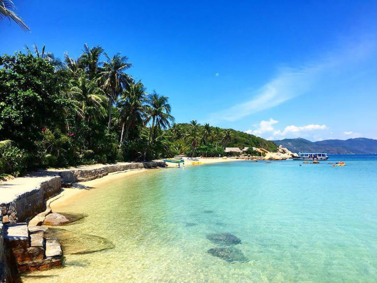 Bờ biển đẹp mê li trên vịnh Vân Phong