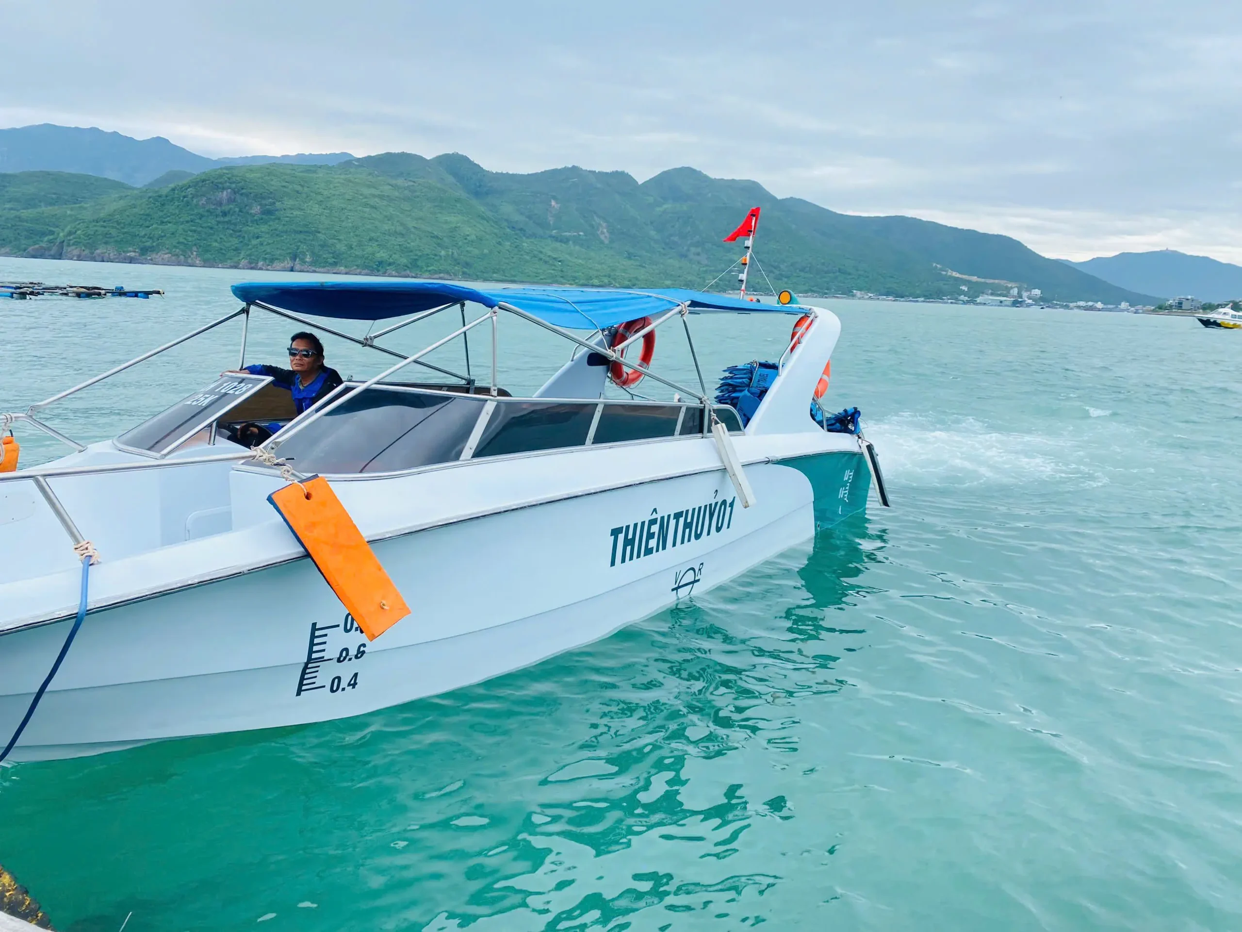 Tàu, cano phương tiện di chuyển chính ra đảo