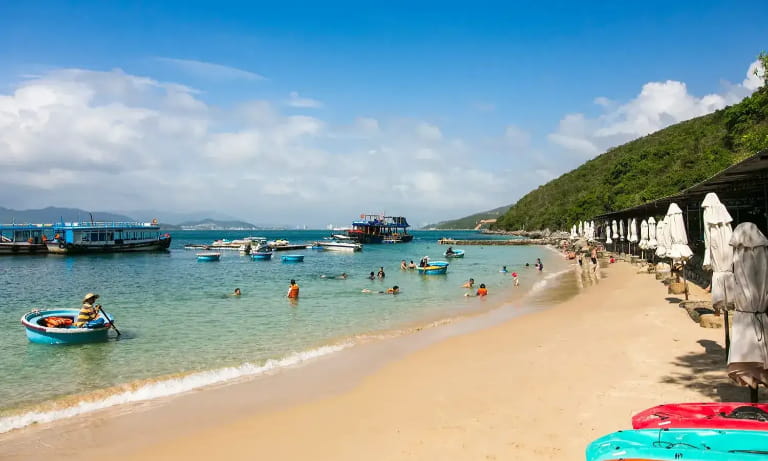 Tour đảo VIP Hòn Mun - Hòn Tằm của Let's Fly Travel nổi bật với chất lượng, an toàn và dịch vụ chuyên nghiệp.