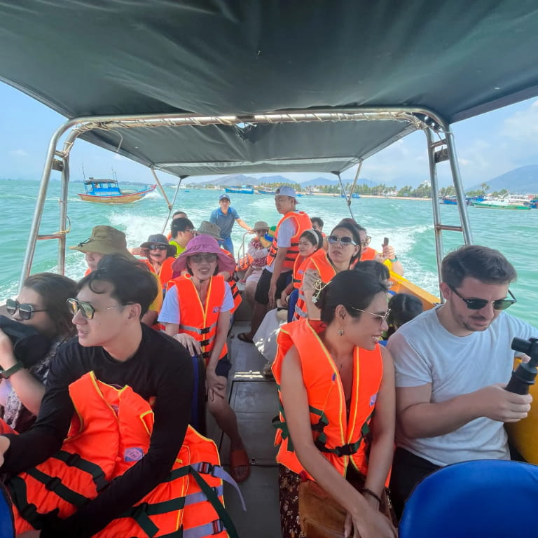 Ca nô cao tốc là phương tiện di chuyển chính trong tour du lịch Hòn Tằm Nha Trang VIP