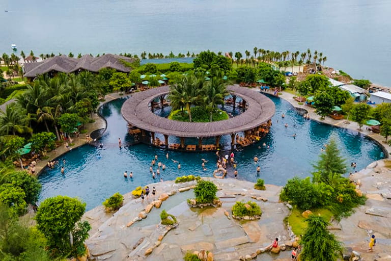 Hồ bơi tại resort Hòn Tắm