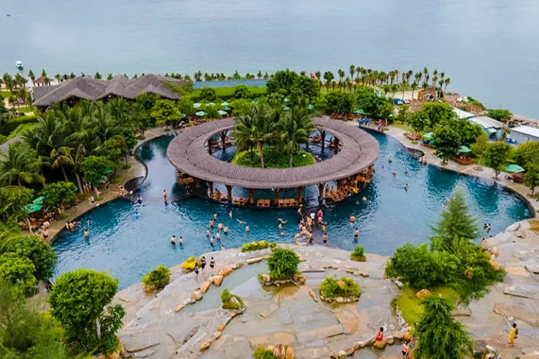 Hồ bơi tại resort Hòn Tắm
